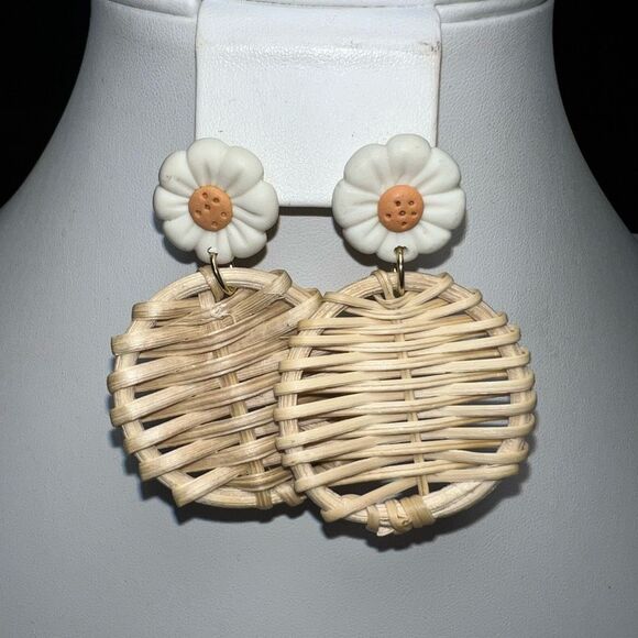 Wicker and Polymer Daisy Earrings - Picture 4 of 6
